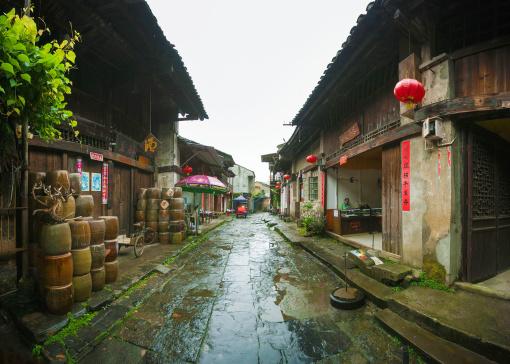 女子疑买到事故车,维权时与店员起争执后跳楼,弟弟:对方很强硬
